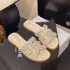 Sandalias Perladas de Suela Blanda Estilo Chanel Modelo Nuevo 2025 Pantuflas Planas de Hada para Mujer Sandalias Versátiles de Playa para Verano