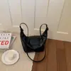 Bolsa de ombro feminina única e estilosa, design de nicho, bolsa casual nova, bolsa de antebraço da moda primavera 2026