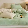 Juego de ropa de cama retro de invierno de cuatro piezas con lunares color crema y terciopelo de leche, que incluye sábana de forro polar coral, funda de edredón y sábana bajera.