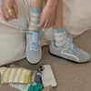 Meias Coloridas Listradas de Lápis de Cor para Mulheres, Meias de Algodão Estilo Coreano, Novas Meias Sem Costura de Cano Médio com Etiquetas de Tecido de Gatinho de Desenho Animado Fofas