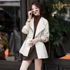 Jaqueta de Couro Motociclista Retrô para Mulheres, Novo Modelo Outono 2026, Comprimento Médio, Gola Grande, Slim Fit, Jaqueta de Pele de Ovelha