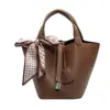 2024 Nuevo Bolso de Mano para Mujer Lujo Ligero Nicho Gama Alta Bolso Cubo Estilo Occidental Retro Versátil Casual Bolso Cesta de Comida
