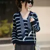 Cardigan de Tricô Gola V com Pelo de Guaxinim Estilo Novo Outono e Inverno 25 Anos Manga Longa Cachecol Feminino Blusa Solta com Listras Coloridas Jaqueta