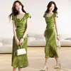 Foto Real del Vestido de Verano 2026 Nuevo Original Cortado al Bies Verde Esmeralda Elegante Satén Jacquard Cuello Cuadrado Manga Corta