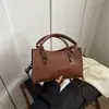 Bolso de motocicleta con remaches transfronterizos para mujer, nuevo modelo 2026, diseño único, bolso de mano, bolso de hombro, bolso cruzado retro personalizado, moderno