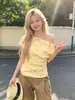 Camiseta curta de manga curta ombro a ombro com estampa de estrelas em cores dopamina estilo coreano para mulheres, verão, corte justo, valoriza a silhueta, cropped ombro a ombro