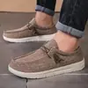 Nuevos zapatos de caminar de gran tamaño para hombre con punta ancha, mocasines sin cordones, zapatos de lona ligeros y cómodos en blanco y negro