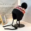 Novo chapéu de lã japonês vintage da Coreia do Sul aquecido com proteção para as orelhas, chapéu de tricô jacquard com pompom feminino para outono e inverno