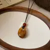 Colar com cordão de couro retrô e pingente oval, um acessório de moda luxuoso e estiloso, perfeito para combinar com suéteres, uma joia única e versátil para mulheres
