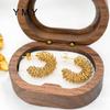 Pendientes de botón huecos con resorte irregular con diseño de nicho de personalidad transfronteriza, chapados en acero de titanio y oro de 18 quilates, pendientes creativos de moda