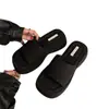 Chinelos de Solado Grosso para Mulheres, Uso Externo de Verão, Sandálias Novas da Moda Populares no Atacado, Sapatos de Praia Femininos de Salto Alto