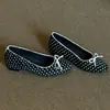 Sapatos Mary Jane estilo francês, bico quadrado, de corte baixo, com bolinhas, versáteis e de nicho, adequados para mulheres baixinhas combinarem com saias.