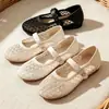 Sapatos Mary Jane vazados em malha com formato de diamante para mulheres, ajustáveis com tiras de rebite, planos e respiráveis, adequados para passeios de primavera e verão, versáteis com um corte baixo