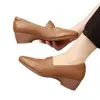 Zapatos de mujer para madres, nuevo modelo otoño 2026, punta fina, suela blanda, tacón de cuña, zapatos de cuero slip-on elegantes y versátiles