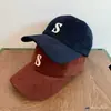 Gorra de Béisbol de Pana Estilo Japonés Bordado Letra S Pareja Estudiante Casual Versátil Ala Ancha Adelgazante Facial Tendencia