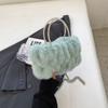 Bolso de mano de felpa de alta gama para mujer, bandolera de hombro con cadena de alta calidad, estilo socialité, para otoño e invierno, 2023