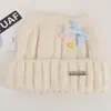 Gorro de punto estilo coreano con lana, diseñado para mantener abrigadas a las mujeres y hacer que sus rostros parezcan más pequeños, con un lazo floral y adecuado para cabezas de mayor tamaño