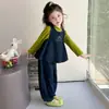 Conjunto jeans de bolinhas para meninas coreanas 2026 outono novo escolar conjunto de três peças estiloso casual comércio exterior tendência de roupas infantis