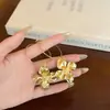 Pendientes de Aro con Colgante de Flor Dorada Exagerada Estilo Retro para Mujer, Pendientes de Botón con Temperamento Super Hada, Pendientes Largos con Sensación de Lujo Ligero de Alta Gama, Joyería para Orejas