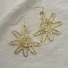 Pendientes de aro de metal con diseño de girasol europeo y americano, estilo simple, lujo ligero, nicho, alta gama, clips para orejas, estilo chica popular, diseño único, joyería para orejas