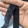 Una variedad de envoltorios en stock de 2 cm de espesor, plegados a la mitad con tiras de nailon para envolver puños de chaqueta, banda elástica para envolver