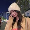 Touca de Tricô com Etiqueta Japonesa Cor Vermelho Maillard Liso Touca de Lã Feminina Casual Versátil Street Touca de Lã Enrolada
