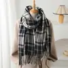 Bufanda chal cálida de cachemira británica a cuadros unisex de moda para otoño e invierno con borlas que combinan con todo.