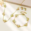 Juego de joyería de trébol de cuatro hojas de tres piezas de acero de titanio, envío directo transfronterizo de acero inoxidable desde el fabricante, juego de collar de trébol de cuatro hojas de acero de titanio