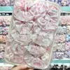 Lazo rosa fresa etiqueta de tela K ribete de encaje tela a cuadros scrunchie, accesorio para el pelo de niña