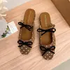 Chinelos de salto grosso para mulheres, estilo francês, bico quadrado, boca rasa, bolinhas, laço deslumbrante, sapatos meia Mary Jane