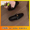 Sapatos Mary Jane de Camurça Vermelha com Aumento Oculto de Altura para Mulheres, Novo Estilo Primavera e Outono 2025, Design de Tira Única e Bico Baixo, Adequado para Combinar com Vestidos