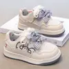 Padrão de desenho bordado no cabedal, laço de fita, tênis versáteis e estilosos para meninos e meninas, sapatos infantis para o início do outono de 2026