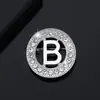 Nuevo Broche de Letra Capital Redonda Incrustada con Diamantes de Amazon Accesorios Creativos para Traje de Negocios de Hombres Fabricante