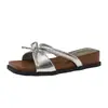 Sandalias de vestir blancas retro de moda para mujer, nuevo modelo de verano 2026, que aumentan la altura, adecuadas para combinar con faldas, sandalias de suela gruesa