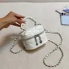 El popular bolso pequeño tipo caja de este año para mujer, nuevo modelo de otoño 2026, versátil bolso cruzado de moda con cadena dorada y acolchado