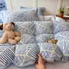 Juego de sábanas de invierno de cuatro piezas, con forro polar y engrosado, hecho de terciopelo de leche, adecuado para camas individuales o dobles, ideal para dormitorios estudiantiles y habitaciones.; también disponible como conjunto de tres piezas