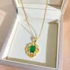 Novo Design de Nó Chinês Pingente de Renda Esmeralda Colar de Aço Titânio para Mulheres Corrente de Clavícula Geométrica Fashionable de Luxo Leve