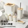 Set de Cuatro Piezas para Tocador de Baño de Bambú y Madera: Vaso para enjuague bucal, Portacepillos de dientes, Jabonera, Set de botellas de loción