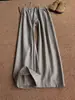 Calça listrada em seda gelada, cor cinza escuro, estilo old money, para homens, com caimento fluido, visual de alta qualidade, design de perna larga e estilo casual plissado de corte reto.