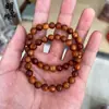 Pulsera de Ciprés Taihang Añejo 2.0 Círculo Único Raya Horizontal de Aceite Rojo Cuentas de Oración Translúcidas Alto Contenido de Aceite 0.8 Cuentas Budistas 108 Piezas Mayoreo