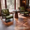 Conjunto de Mesa e Cadeiras Vintage de Madeira Maciça para Café, Adequado para Livrarias, Bares, Pousadas, Restaurantes, Lojas de Chá com Leite, Cabines de Sofá e Áreas de Recepção Comerciais