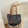 Bolsa de mano tipo tote casual de nailon estilo japonés en bloques de color, fabricante mayorista, nueva moda 2026, bolsa ligera para llevar en la mano y cruzada