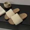 Elegantes chinelos femininos de calçar para outono e inverno de 2026, chinelos peludos de sola grossa para uso externo, chinelos casuais versáteis retrô de bico aberto