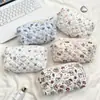 5424 Estuche Acolchado con Relieve de Dibujos Animados Bolsa de Cosméticos de Mano para Mujer Almacenamiento de Gran Capacidad Estudiante Cremallera Papelería Estuche para Lápices