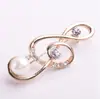 Moda Más Vendida Broche de Nota con Lazo y Perla Estilo Coreano para Mujer Corsage de Cristal de Alta Gama Incrustado con Diamantes Pin para Ropa