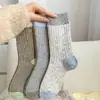 Calcetines de otoño e invierno de hilo grueso de moda de Dongdaemun, Corea, con bloques de color y colores contrastantes, gruesos y cálidos, con un estilo juvenil, de longitud hasta la mitad de la pantorrilla