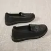 Novos sapatos de mãe de couro macio mais vendidos no exterior, sapatos slip-on respiráveis e antiderrapantes bordados para pessoas de meia-idade e idosos