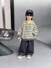 Conjunto de moletom listrado para meninos primavera e outono, conjunto esportivo infantil de duas peças estilo coreano, roupas estilosas para meninos pequenos