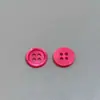 Botões de resina perolados de borda fina para atacado de fábrica, botões decorativos de alta qualidade com quatro furos para suéteres e cardigãs, botões para costura à mão