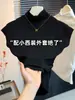Camiseta de manga corta para mujer con pequeñas mangas acampanadas, nuevo modelo 2026, corte ajustado, elegante, versátil para ir al trabajo, con un pequeño cuello mao que ciñe la cintura